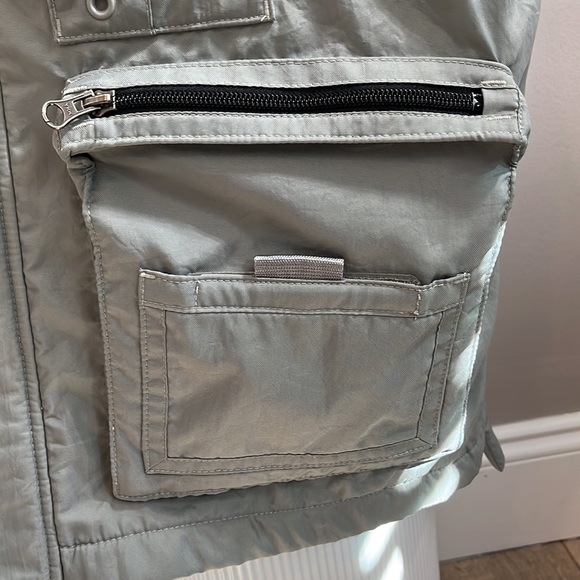 Gap light gray utility vest fleece lining zipper and Velcro close pockets L - Picture 3 of 13